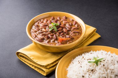 pişmiş kırmızı barbunya fasulyesi köri ve pişmiş basmati pirinç, rajma chawal veya rajma pirinç, geleneksel Kuzey Hint öğle, akşam yemeği veya kahvaltı menüsü