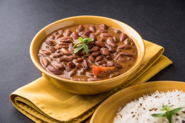 pişmiş kırmızı barbunya fasulyesi köri ve pişmiş basmati pirinç, rajma chawal veya rajma pirinç, geleneksel Kuzey Hint öğle, akşam yemeği veya kahvaltı menüsü