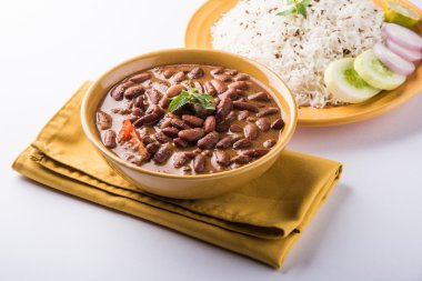pişmiş kırmızı barbunya fasulyesi köri ve pişmiş basmati pirinç, rajma chawal veya rajma pirinç, geleneksel Kuzey Hint öğle, akşam yemeği veya kahvaltı menüsü