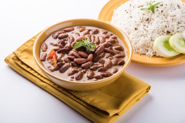 pişmiş kırmızı barbunya fasulyesi köri ve pişmiş basmati pirinç, rajma chawal veya rajma pirinç, geleneksel Kuzey Hint öğle, akşam yemeği veya kahvaltı menüsü