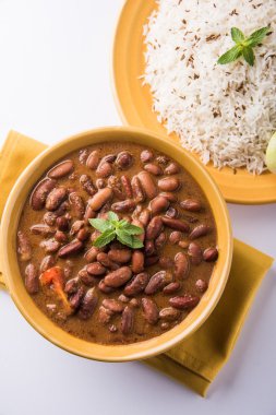 pişmiş kırmızı barbunya fasulyesi köri ve pişmiş basmati pirinç, rajma chawal veya rajma pirinç, geleneksel Kuzey Hint öğle, akşam yemeği veya kahvaltı menüsü