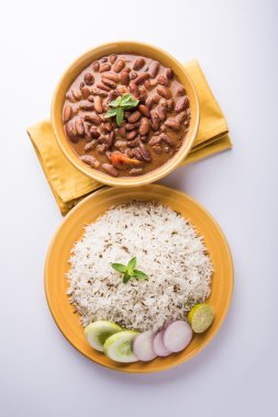 pişmiş kırmızı barbunya fasulyesi köri ve pişmiş basmati pirinç, rajma chawal veya rajma pirinç, geleneksel Kuzey Hint öğle, akşam yemeği veya kahvaltı menüsü