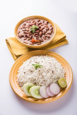 pişmiş kırmızı barbunya fasulyesi köri ve pişmiş basmati pirinç, rajma chawal veya rajma pirinç, geleneksel Kuzey Hint öğle, akşam yemeği veya kahvaltı menüsü