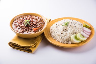 pişmiş kırmızı barbunya fasulyesi köri ve pişmiş basmati pirinç, rajma chawal veya rajma pirinç, geleneksel Kuzey Hint öğle, akşam yemeği veya kahvaltı menüsü