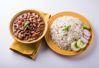 pişmiş kırmızı barbunya fasulyesi köri ve pişmiş basmati pirinç, rajma chawal veya rajma pirinç, geleneksel Kuzey Hint öğle, akşam yemeği veya kahvaltı menüsü