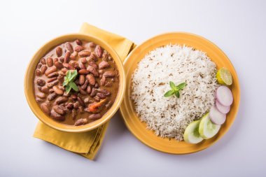 pişmiş kırmızı barbunya fasulyesi köri ve pişmiş basmati pirinç, rajma chawal veya rajma pirinç, geleneksel Kuzey Hint öğle, akşam yemeği veya kahvaltı menüsü
