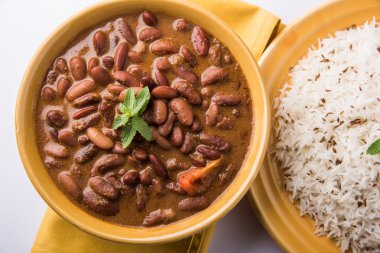 pişmiş kırmızı barbunya fasulyesi köri ve pişmiş basmati pirinç, rajma chawal veya rajma pirinç, geleneksel Kuzey Hint öğle, akşam yemeği veya kahvaltı menüsü