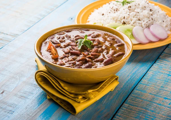 pişmiş kırmızı barbunya fasulyesi köri ve pişmiş basmati pirinç, rajma chawal veya rajma pirinç, geleneksel Kuzey Hint öğle, akşam yemeği veya kahvaltı menüsü
