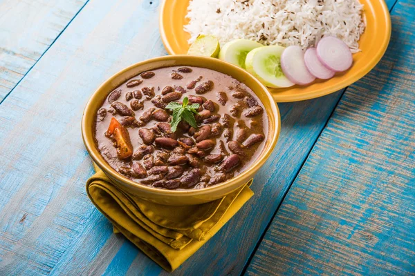 pişmiş kırmızı barbunya fasulyesi köri ve pişmiş basmati pirinç, rajma chawal veya rajma pirinç, geleneksel Kuzey Hint öğle, akşam yemeği veya kahvaltı menüsü