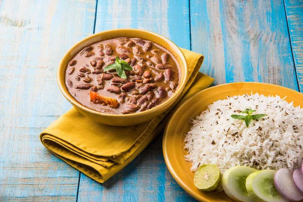 pişmiş kırmızı barbunya fasulyesi köri ve pişmiş basmati pirinç, rajma chawal veya rajma pirinç, geleneksel Kuzey Hint öğle, akşam yemeği veya kahvaltı menüsü