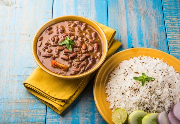 pişmiş kırmızı barbunya fasulyesi köri ve pişmiş basmati pirinç, rajma chawal veya rajma pirinç, geleneksel Kuzey Hint öğle, akşam yemeği veya kahvaltı menüsü