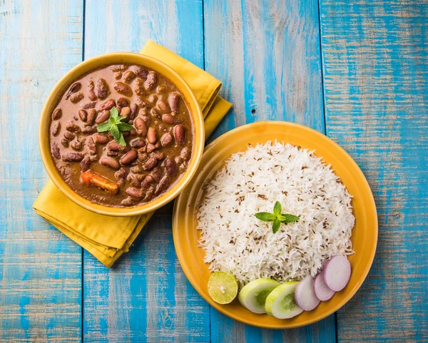pişmiş kırmızı barbunya fasulyesi köri ve pişmiş basmati pirinç, rajma chawal veya rajma pirinç, geleneksel Kuzey Hint öğle, akşam yemeği veya kahvaltı menüsü