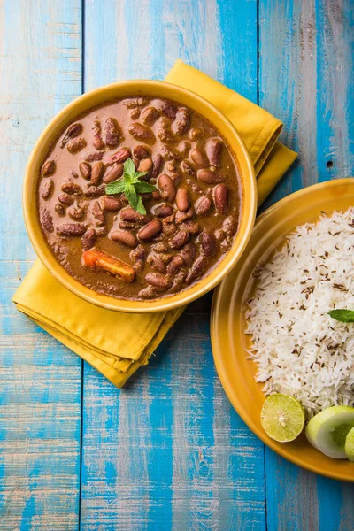 pişmiş kırmızı barbunya fasulyesi köri ve pişmiş basmati pirinç, rajma chawal veya rajma pirinç, geleneksel Kuzey Hint öğle, akşam yemeği veya kahvaltı menüsü