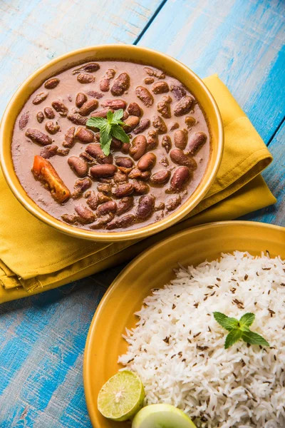 pişmiş kırmızı barbunya fasulyesi köri ve pişmiş basmati pirinç, rajma chawal veya rajma pirinç, geleneksel Kuzey Hint öğle, akşam yemeği veya kahvaltı menüsü