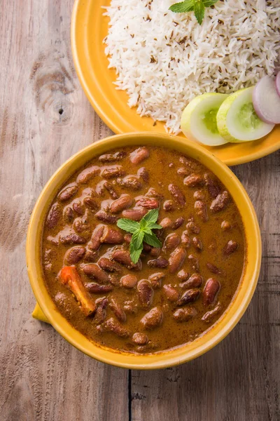 pişmiş kırmızı barbunya fasulyesi köri ve pişmiş basmati pirinç, rajma chawal veya rajma pirinç, geleneksel Kuzey Hint öğle, akşam yemeği veya kahvaltı menüsü