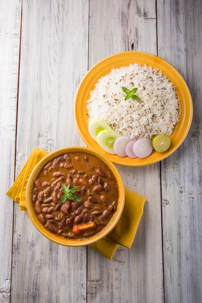 pişmiş kırmızı barbunya fasulyesi köri ve pişmiş basmati pirinç, rajma chawal veya rajma pirinç, geleneksel Kuzey Hint öğle, akşam yemeği veya kahvaltı menüsü
