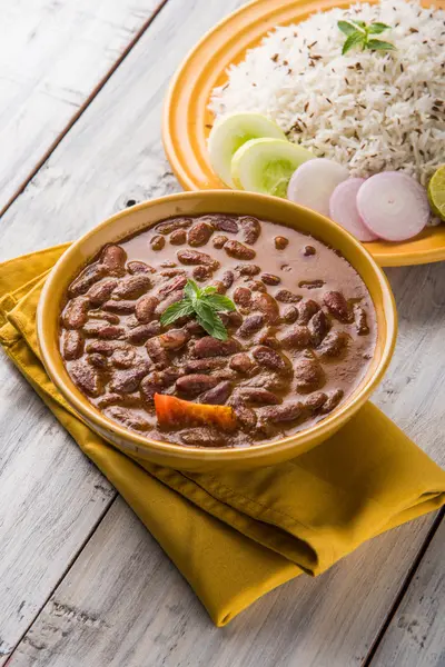 pişmiş kırmızı barbunya fasulyesi köri ve pişmiş basmati pirinç, rajma chawal veya rajma pirinç, geleneksel Kuzey Hint öğle, akşam yemeği veya kahvaltı menüsü