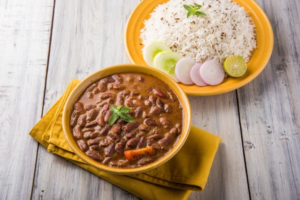 pişmiş kırmızı barbunya fasulyesi köri ve pişmiş basmati pirinç, rajma chawal veya rajma pirinç, geleneksel Kuzey Hint öğle, akşam yemeği veya kahvaltı menüsü