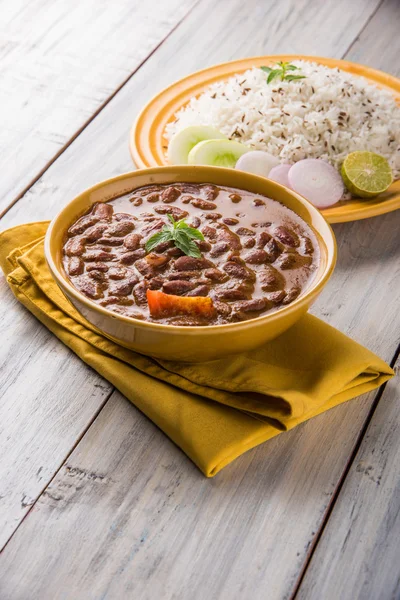 pişmiş kırmızı barbunya fasulyesi köri ve pişmiş basmati pirinç, rajma chawal veya rajma pirinç, geleneksel Kuzey Hint öğle, akşam yemeği veya kahvaltı menüsü