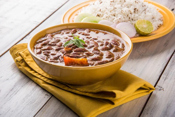 pişmiş kırmızı barbunya fasulyesi köri ve pişmiş basmati pirinç, rajma chawal veya rajma pirinç, geleneksel Kuzey Hint öğle, akşam yemeği veya kahvaltı menüsü