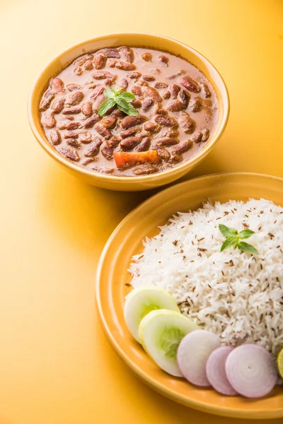pişmiş kırmızı barbunya fasulyesi köri ve pişmiş basmati pirinç, rajma chawal veya rajma pirinç, geleneksel Kuzey Hint öğle, akşam yemeği veya kahvaltı menüsü