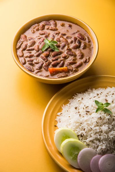 pişmiş kırmızı barbunya fasulyesi köri ve pişmiş basmati pirinç, rajma chawal veya rajma pirinç, geleneksel Kuzey Hint öğle, akşam yemeği veya kahvaltı menüsü