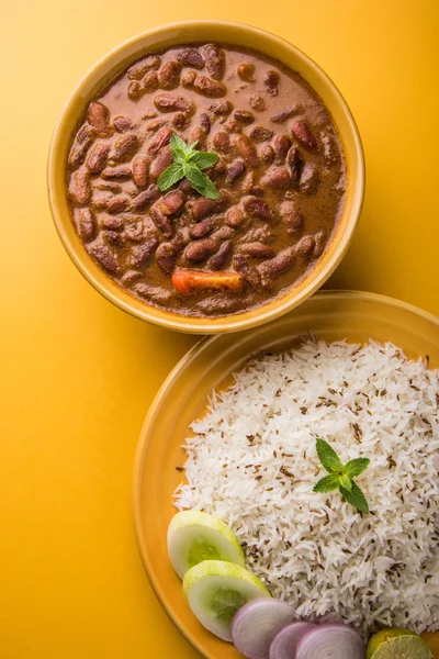 pişmiş kırmızı barbunya fasulyesi köri ve pişmiş basmati pirinç, rajma chawal veya rajma pirinç, geleneksel Kuzey Hint öğle, akşam yemeği veya kahvaltı menüsü