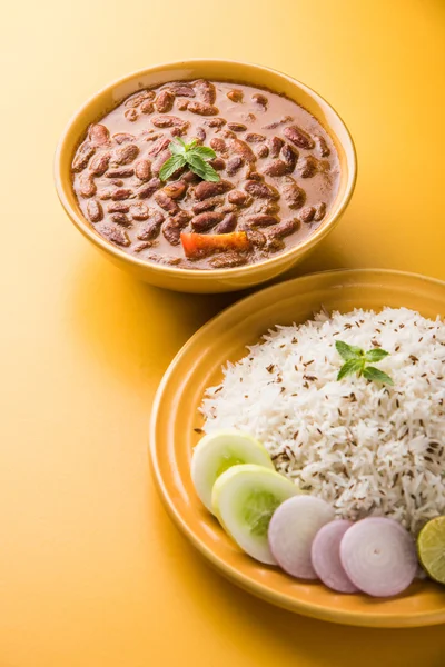 pişmiş kırmızı barbunya fasulyesi köri ve pişmiş basmati pirinç, rajma chawal veya rajma pirinç, geleneksel Kuzey Hint öğle, akşam yemeği veya kahvaltı menüsü