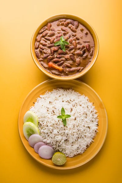pişmiş kırmızı barbunya fasulyesi köri ve pişmiş basmati pirinç, rajma chawal veya rajma pirinç, geleneksel Kuzey Hint öğle, akşam yemeği veya kahvaltı menüsü