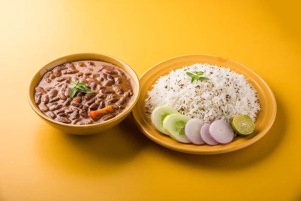 pişmiş kırmızı barbunya fasulyesi köri ve pişmiş basmati pirinç, rajma chawal veya rajma pirinç, geleneksel Kuzey Hint öğle, akşam yemeği veya kahvaltı menüsü