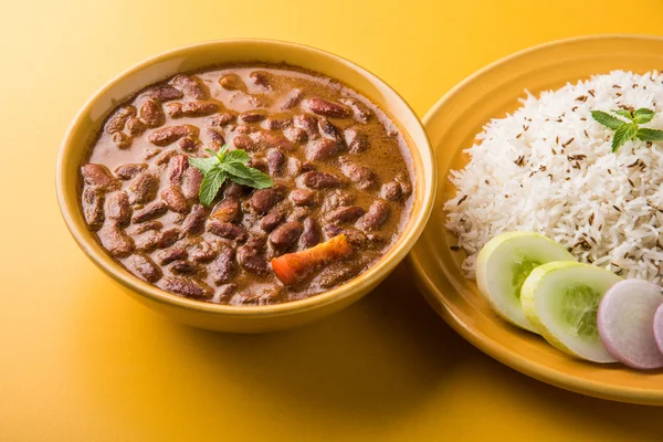 pişmiş kırmızı barbunya fasulyesi köri ve pişmiş basmati pirinç, rajma chawal veya rajma pirinç, geleneksel Kuzey Hint öğle, akşam yemeği veya kahvaltı menüsü