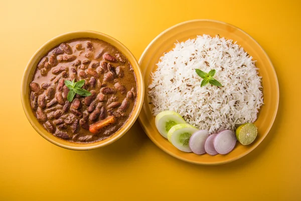pişmiş kırmızı barbunya fasulyesi köri ve pişmiş basmati pirinç, rajma chawal veya rajma pirinç, geleneksel Kuzey Hint öğle, akşam yemeği veya kahvaltı menüsü