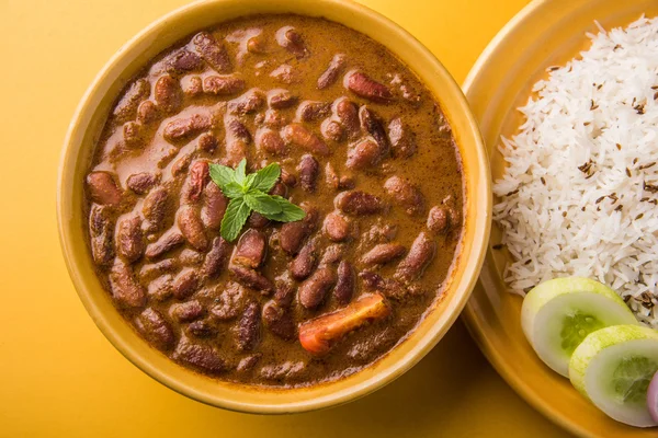 pişmiş kırmızı barbunya fasulyesi köri ve pişmiş basmati pirinç, rajma chawal veya rajma pirinç, geleneksel Kuzey Hint öğle, akşam yemeği veya kahvaltı menüsü