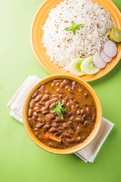 pişmiş kırmızı barbunya fasulyesi köri ve pişmiş basmati pirinç, rajma chawal veya rajma pirinç, geleneksel Kuzey Hint öğle, akşam yemeği veya kahvaltı menüsü