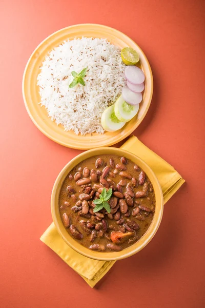 pişmiş kırmızı barbunya fasulyesi köri ve pişmiş basmati pirinç, rajma chawal veya rajma pirinç, geleneksel Kuzey Hint öğle, akşam yemeği veya kahvaltı menüsü