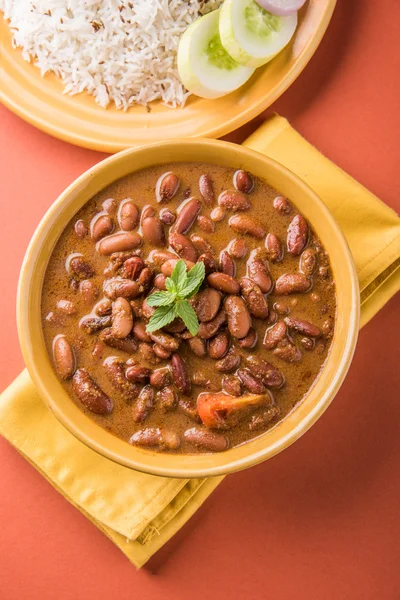 pişmiş kırmızı barbunya fasulyesi köri ve pişmiş basmati pirinç, rajma chawal veya rajma pirinç, geleneksel Kuzey Hint öğle, akşam yemeği veya kahvaltı menüsü
