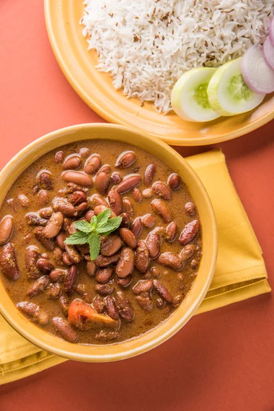 pişmiş kırmızı barbunya fasulyesi köri ve pişmiş basmati pirinç, rajma chawal veya rajma pirinç, geleneksel Kuzey Hint öğle, akşam yemeği veya kahvaltı menüsü