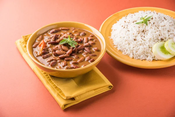 pişmiş kırmızı barbunya fasulyesi köri ve pişmiş basmati pirinç, rajma chawal veya rajma pirinç, geleneksel Kuzey Hint öğle, akşam yemeği veya kahvaltı menüsü