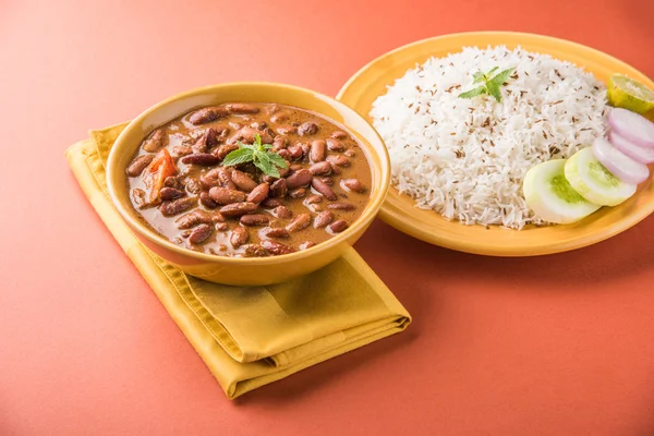 pişmiş kırmızı barbunya fasulyesi köri ve pişmiş basmati pirinç, rajma chawal veya rajma pirinç, geleneksel Kuzey Hint öğle, akşam yemeği veya kahvaltı menüsü