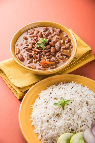 pişmiş kırmızı barbunya fasulyesi köri ve pişmiş basmati pirinç, rajma chawal veya rajma pirinç, geleneksel Kuzey Hint öğle, akşam yemeği veya kahvaltı menüsü