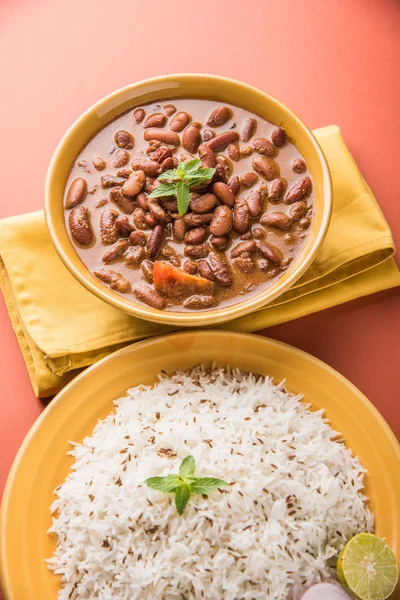 pişmiş kırmızı barbunya fasulyesi köri ve pişmiş basmati pirinç, rajma chawal veya rajma pirinç, geleneksel Kuzey Hint öğle, akşam yemeği veya kahvaltı menüsü
