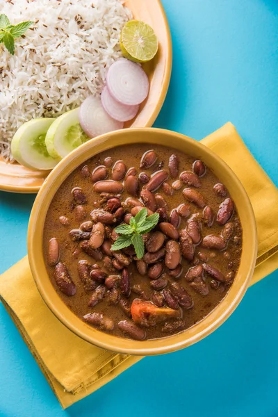 pişmiş kırmızı barbunya fasulyesi köri ve pişmiş basmati pirinç, rajma chawal veya rajma pirinç, geleneksel Kuzey Hint öğle, akşam yemeği veya kahvaltı menüsü