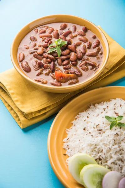 pişmiş kırmızı barbunya fasulyesi köri ve pişmiş basmati pirinç, rajma chawal veya rajma pirinç, geleneksel Kuzey Hint öğle, akşam yemeği veya kahvaltı menüsü