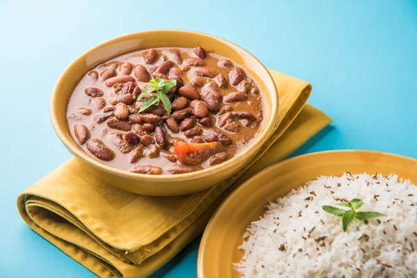pişmiş kırmızı barbunya fasulyesi köri ve pişmiş basmati pirinç, rajma chawal veya rajma pirinç, geleneksel Kuzey Hint öğle, akşam yemeği veya kahvaltı menüsü