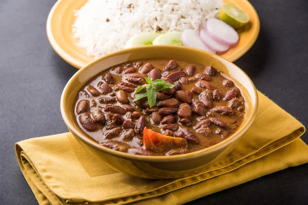 Pişmiş kırmızı barbunya fasulyesi köri ve pişmiş basmati pirinç, rajma chawal veya rajma pirinç, geleneksel Kuzey Hint öğle, akşam yemeği veya kahvaltı menüsü — Stok fotoğraf