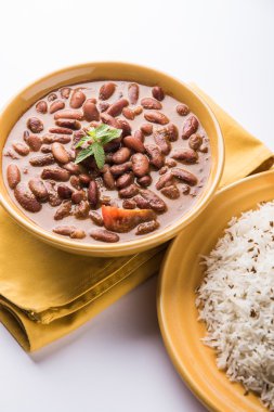 pişmiş kırmızı barbunya fasulyesi köri ve pişmiş basmati pirinç, rajma chawal veya rajma pirinç, geleneksel Kuzey Hint öğle, akşam yemeği veya kahvaltı menüsü