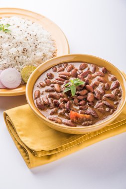 pişmiş kırmızı barbunya fasulyesi köri ve pişmiş basmati pirinç, rajma chawal veya rajma pirinç, geleneksel Kuzey Hint öğle, akşam yemeği veya kahvaltı menüsü