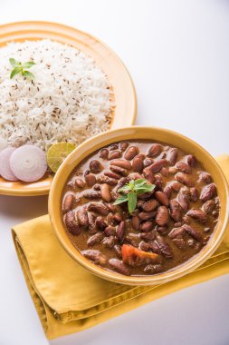 pişmiş kırmızı barbunya fasulyesi köri ve pişmiş basmati pirinç, rajma chawal veya rajma pirinç, geleneksel Kuzey Hint öğle, akşam yemeği veya kahvaltı menüsü