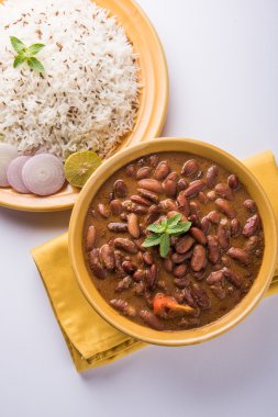 pişmiş kırmızı barbunya fasulyesi köri ve pişmiş basmati pirinç, rajma chawal veya rajma pirinç, geleneksel Kuzey Hint öğle, akşam yemeği veya kahvaltı menüsü