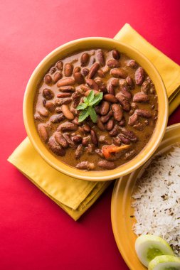 pişmiş kırmızı barbunya fasulyesi köri ve pişmiş basmati pirinç, rajma chawal veya rajma pirinç, geleneksel Kuzey Hint öğle, akşam yemeği veya kahvaltı menüsü